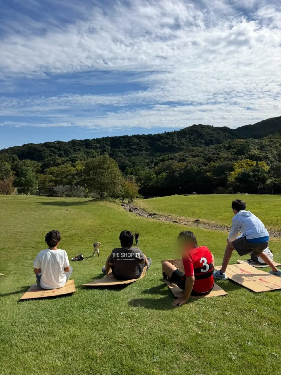 🛷🌿 手作りダンボールで草ソリに挑戦！ 🌿🛷