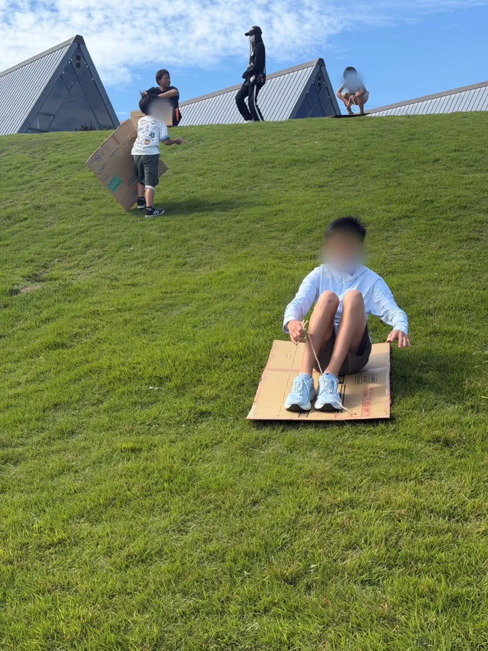 🛷🌿 手作りダンボールで草ソリに挑戦！ 🌿🛷